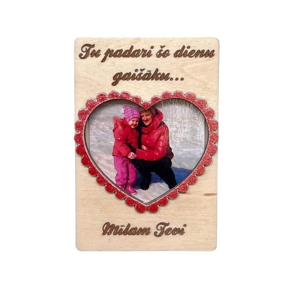 jpg4 (1) Personalizēts koka foto magnēts ar sirds formas dizainu un gravētu tekstu, piemērots 5x6 cm bildei, ar magnētu stiprināšanai pie ledusskapja.