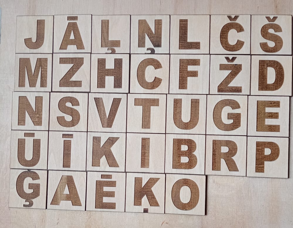 koka magnētiskais alfabēts, ar izcilu gravējumu visis33 burti