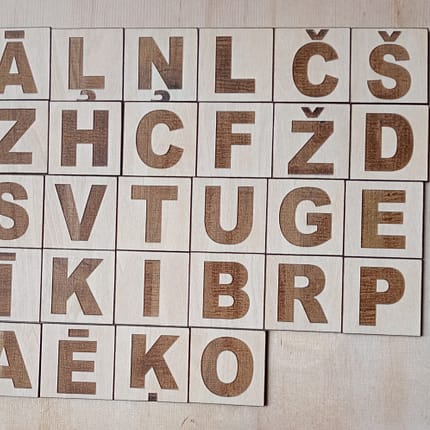 koka magnētiskais alfabēts, ar izcilu gravējumu visis33 burti