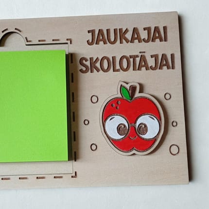 Koka piezīmju turētājs “Jaukajai skolotājai” ar ābolīša dizainu