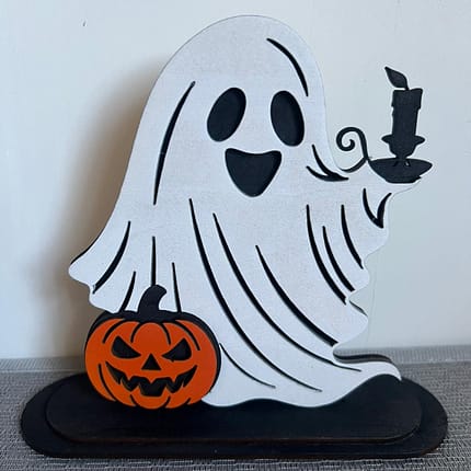 oka dekors “Spociņš ar ķirbi un svečturi” – roku darbs, kas piešķir mājai siltu Helovīna noskaņu. Lāzergriezts un apgleznots, gatavs svētkiem! 🎃