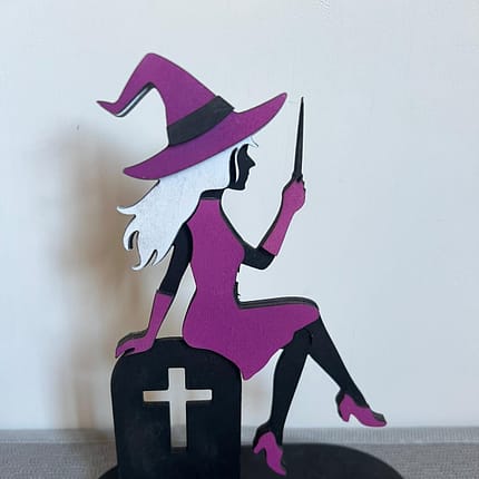 Koka Helovīna dekors “Raganiņa ar burvju nūjiņu” – roku darbs ar elegantu dizainu un košām krāsām. Lāzergriezts, apgleznots un gatavs svētku maģijai! ✨🧙♀️