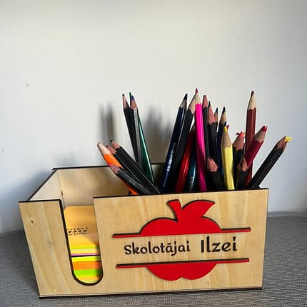 Koka zīmuļu turētājs ar personalizējamu uzrakstu – ideāla dāvana skolotājai. Roku darbs ar lāzergriezumu un sirsnīgu dizainu. 🍎✨