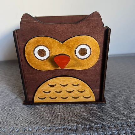 Koka pūce – oriģināls zīmuļu organizators un briļļu turētājs. Roku darbs ar lāzergriezumu un apgleznojumu. Praktiska un mīļa dāvana! 🦉✨
