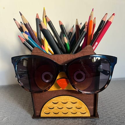 Koka pūce – oriģināls zīmuļu organizators un briļļu turētājs. Roku darbs ar lāzergriezumu un apgleznojumu. Praktiska un mīļa dāvana! 🦉✨