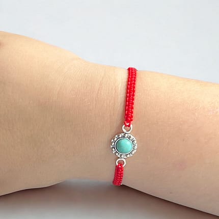 Eleganta rokassprādze ar sarkanu aukliņu un turkīza akmentiņu, kas simbolizē aizsardzību, veiksmi un mieru. Piemērota gan ikdienai, gan kā mīļa dāvana tuvam cilvēkam.