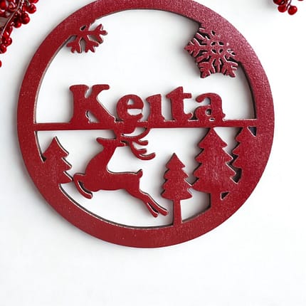 sarkans eklīšu rotājums ar personalizētu vārdu