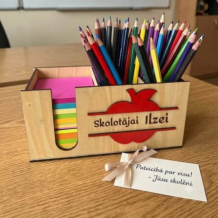 Koka zīmuļu turētājs ar personalizējamu uzrakstu – ideāla dāvana skolotājai. Roku darbs ar lāzergriezumu un sirsnīgu dizainu. 🍎✨