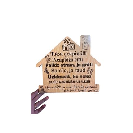 Personalizēts koka sienas dekors bērnudārza grupiņai ar gravējumu. Dubultā līmēts, ar metāla āķīti pakarināšanai. Ideāla dāvana audzinātājām un bērniem!