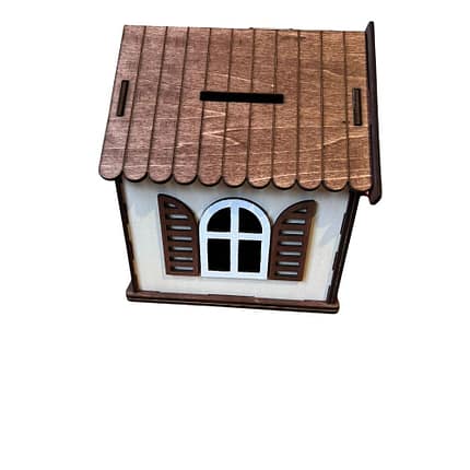 Skaista koka krājkase mājiņas formā ar 3D dekoru – ideāla dāvana bērniem un mājas interjeram. Roku darbs, kvalitatīvs koks, unikāls dizains un lieliska motivācija krāt naudiņu.
