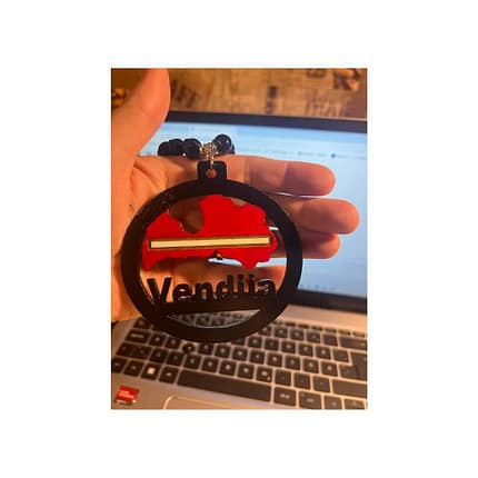 Personalizējams auto dekors ar Latvijas kontūru un pītu pērļu auklu. Roku darbs ar vārdu pēc pasūtījuma – lieliska dāvana Latvijai vai sev.**