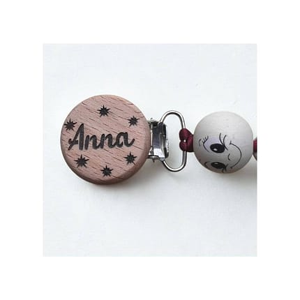 Personalizēts koka knupīšu turētājs ar bērna vārdu un emociju bumbiņām. Pieejamas diega krāsas – sarkana, zaļa, balta. Roku darbs un ideāla dāvana mazulim!