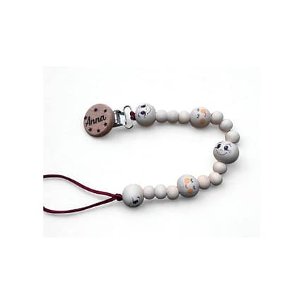 Personalizēts koka knupīšu turētājs ar bērna vārdu un emociju bumbiņām. Pieejamas diega krāsas – sarkana, zaļa, balta. Roku darbs un ideāla dāvana mazulim!