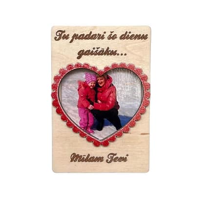 Personalizēts koka foto magnēts ar sirds formas dizainu un gravētu tekstu, piemērots 5x6 cm bildei, ar magnētu stiprināšanai pie ledusskapja.