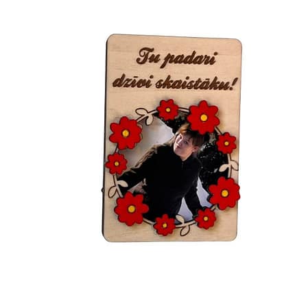 Personalizēts koka foto magnēts ar sirds formas dizainu un gravētu tekstu, piemērots 5x6 cm bildei, ar magnētu stiprināšanai pie ledusskapja.