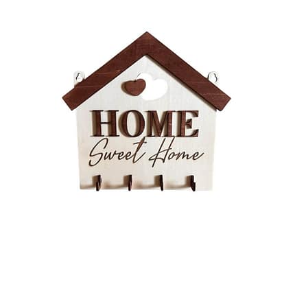 Koka atslēgu statīvs mājas formā ar uzrakstu “Home Sweet Home”, dekoratīvām sirdīm un četriem āķiem atslēgām.