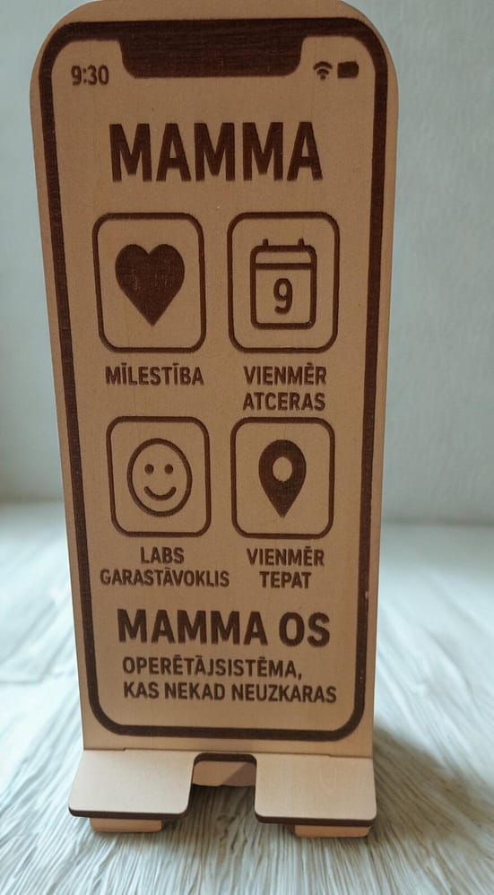 telefona turētājs Koka telefona turētājs “Mamma OS” – sirsnīga dāvana mammai ar gravējumu