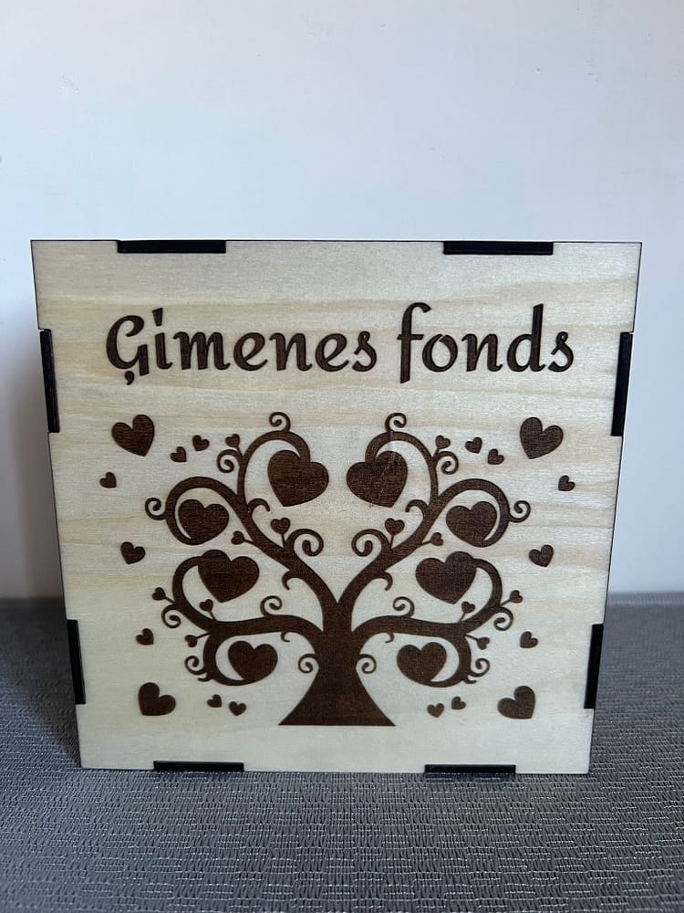 krājkase1 Oriģinālas un sirsnīgas koka krājkases – skaista un praktiska dāvana jebkuram vecumam!