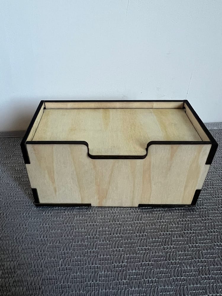 kaste4 Mazā koka kastīte – 10×10×5 cm (gravēšanai vai dāvanai)