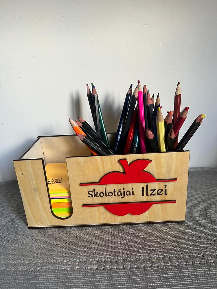 zimulu organizators Koka zīmuļu turētājs ar personalizējamu uzrakstu – ideāla dāvana skolotājai. Roku darbs ar lāzergriezumu un sirsnīgu dizainu. 🍎✨