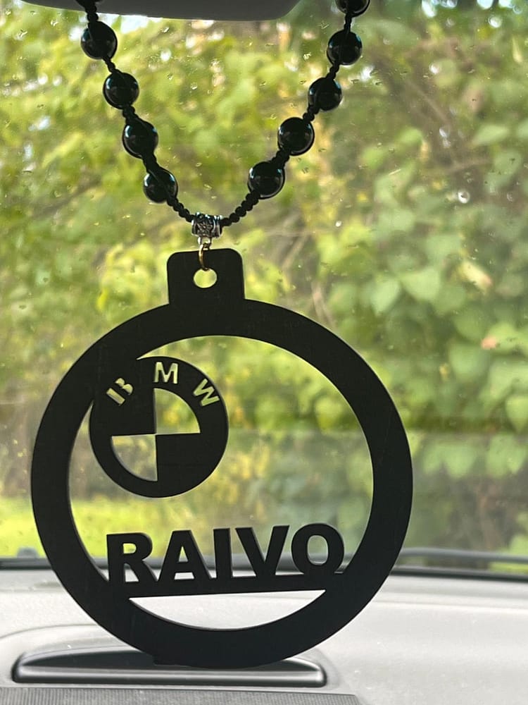 pitaa2 Personalizēts koka auto piekariņš ar BMW simbolu un izvēlētu vārdu. Roku darbs – aukla ar pērlēm pīta ar rokām. Lieliska dāvana auto entuziastam!
