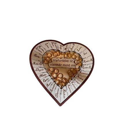 Personalizēts koka sirds formas dekors 33x35 cm ar gravētiem skolēnu vārdiem un izņemamiem atslēgu piekariņiem absolventiem, dāvana skolotājai izlaidumā.